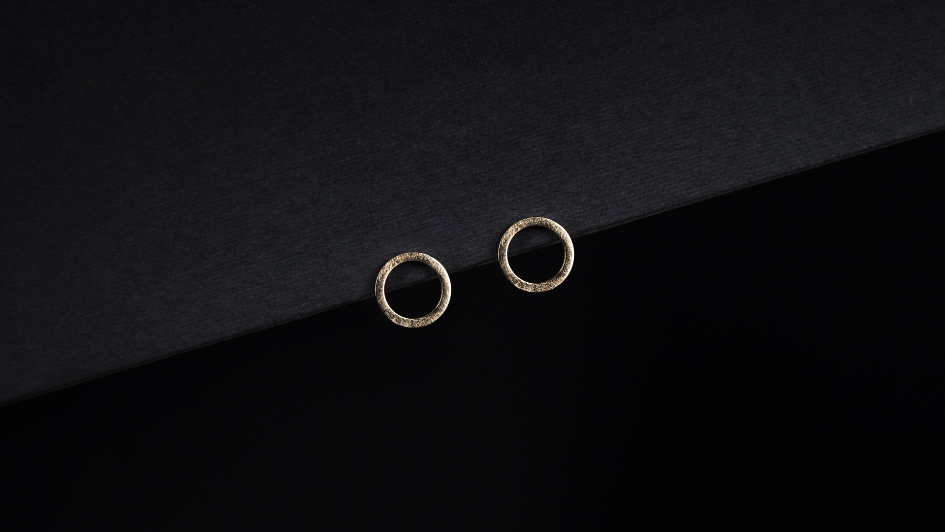 Ohrringe-Stecker-Schmuck-Produktfotografie-Steph-Studio-Werbefotografie.jpg